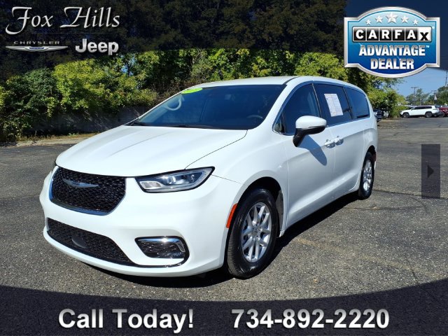 Used 2023 Chrysler Pacifica Touring-L FWD image 3