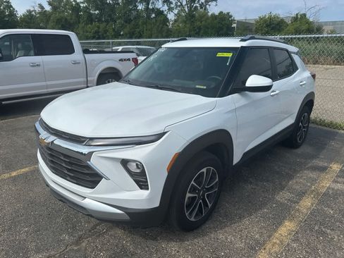 Used 2024 Chevrolet TrailBlazer LT w/ LT Cold Weather Package AWD/4WD image 2