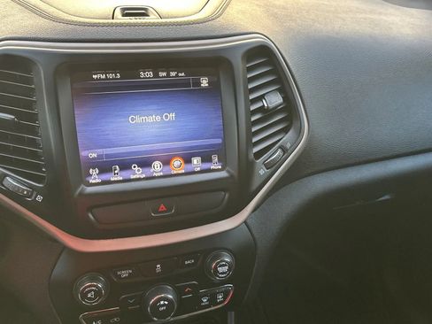 Used 2017 Jeep Cherokee Latitude image 14