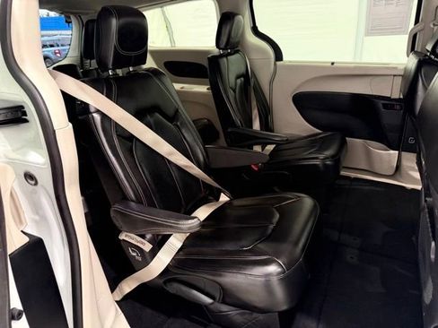 Used 2023 Chrysler Pacifica Touring-L image 26