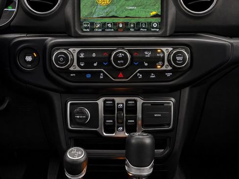 Used 2022 Jeep Wrangler Unlimited Sahara AWD/4WD image 27