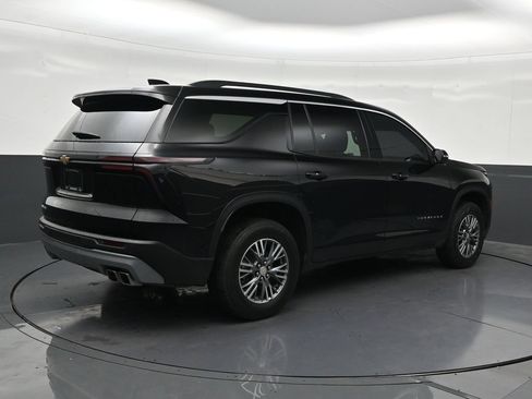 Used 2025 Chevrolet Traverse LT w/ Driver Confidence Package FWD image 5