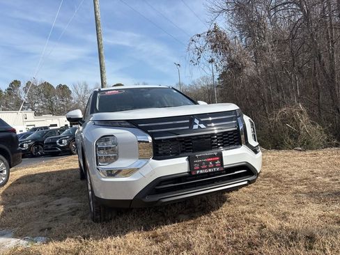 New 2026 Mitsubishi Outlander ES image 1