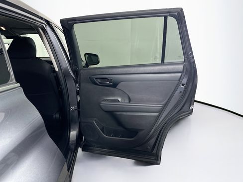 Used 2023 Toyota Highlander LE FWD image 30