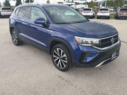 Certified 2022 Volkswagen Taos SE FWD image 1