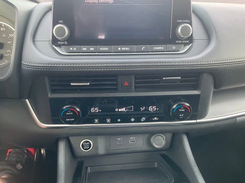 Used 2023 Nissan Rogue SV image 18