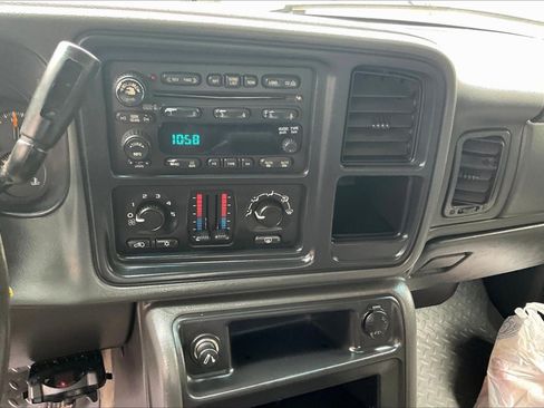 Used 2005 Chevrolet Silverado 2500 LS w/ Heavy-Duty Power Package AWD/4WD image 10