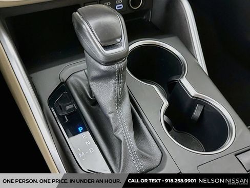 Used 2024 Toyota Highlander XLE FWD image 16