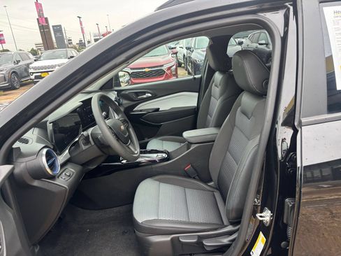 Used 2025 Chevrolet Trax LT FWD image 25