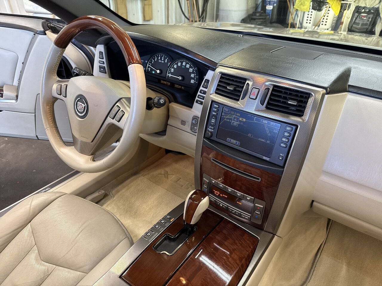 Used 2006 Cadillac XLR RWD image 31