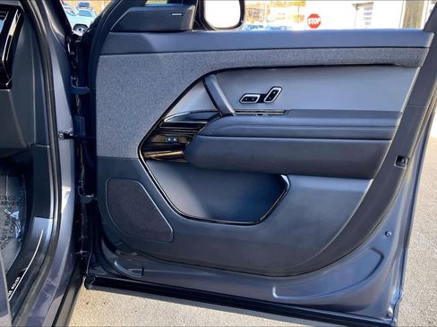 Used 2025 Land Rover Range Rover Sport SE image 21