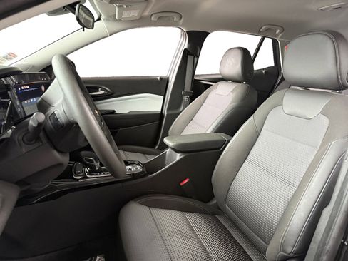 Used 2025 Chevrolet Trax LT image 7