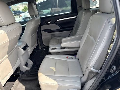 Used 2019 Toyota Highlander XLE FWD image 3