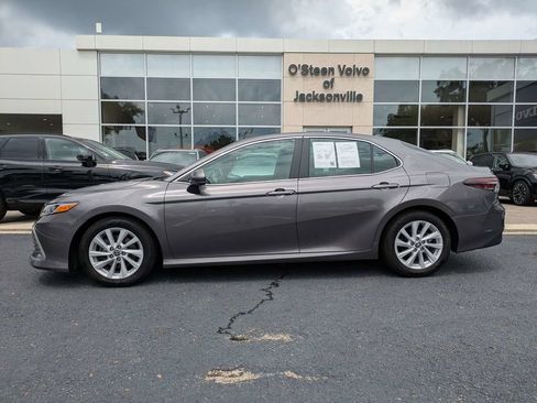 Used 2022 Toyota Camry LE FWD image 3