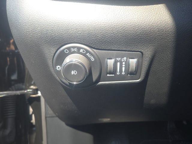 Used 2025 Jeep Compass Limited w/ Sun & Sound Group AWD/4WD image 30
