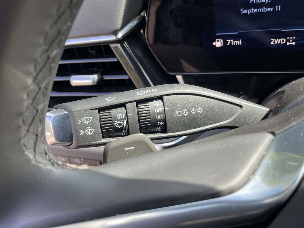 Used 2025 Chevrolet Suburban Z71 AWD/4WD image 29