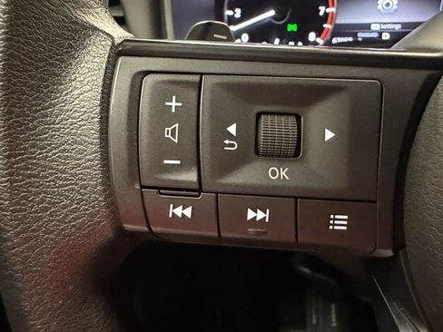 Used 2024 Nissan Rogue S FWD image 17