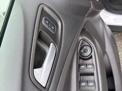 Used 2017 Ford Escape SE w/ SE Sport Appearance Package image 16