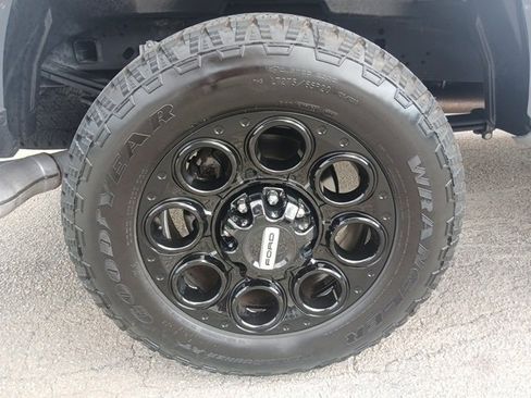 Used 2023 Ford F250 Lariat w/ Black Appearance Package image 25