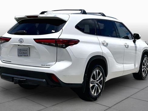 Used 2021 Toyota Highlander XLE AWD/4WD image 13