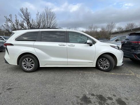 Used 2021 Toyota Sienna XLE w/ XLE Plus Package image 6