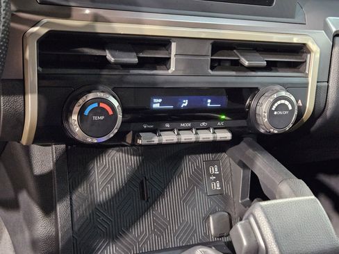 Certified 2025 Toyota Tacoma SR5 AWD/4WD image 31
