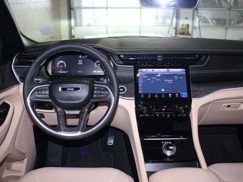 Certified 2025 Jeep Grand Cherokee Limited w/ Black Appearance Package image 9