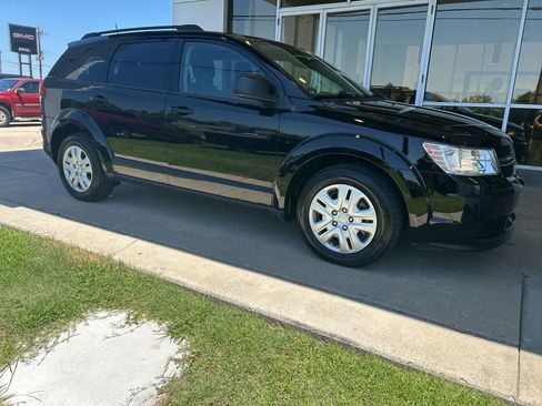 Used 2020 Dodge Journey SE w/ SE Popular Equipment Group FWD image 2