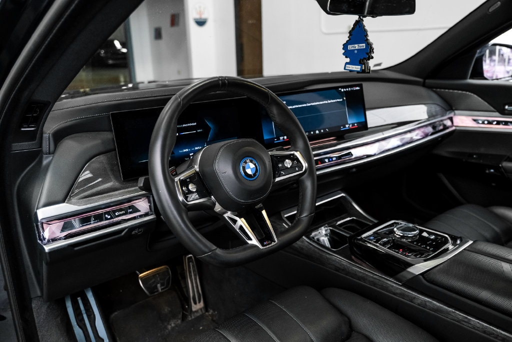 Used 2024 BMW i7 xDrive60 AWD/4WD image 3