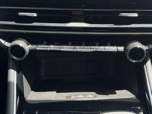 Used 2025 Chevrolet Traverse LT FWD image 21