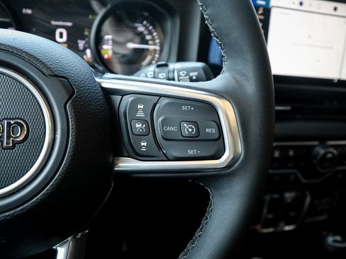 Used 2025 Jeep Wrangler Unlimited Sahara AWD/4WD image 20