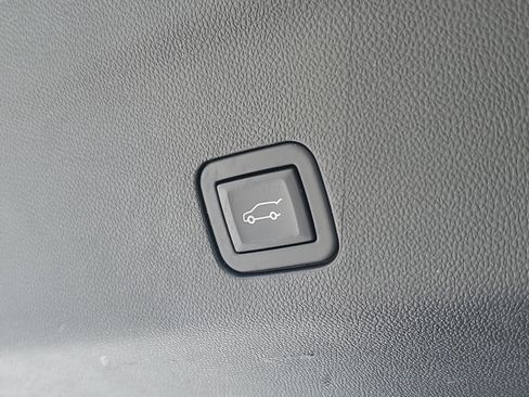 Used 2023 GMC Yukon Denali Ultimate AWD/4WD image 11