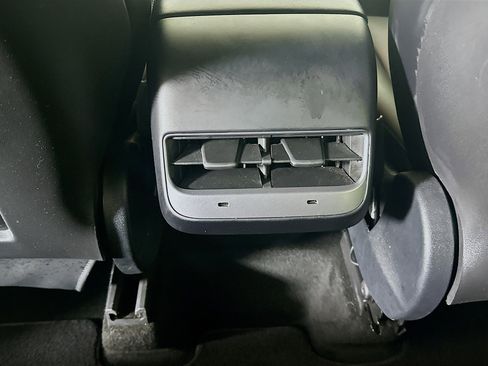 Used 2022 Tesla Model Y Long Range AWD/4WD image 28