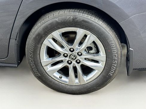 Used 2025 Toyota Sienna Limited image 9