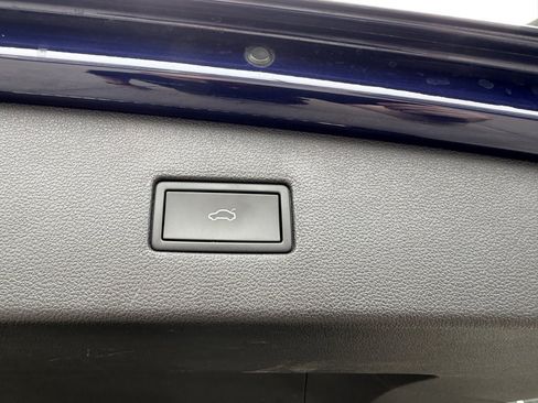 Used 2022 Volkswagen Tiguan SE FWD image 38