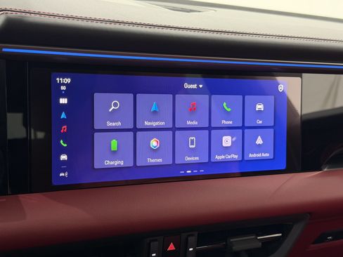 Certified 2025 Porsche Macan 4S Electric AWD/4WD image 38