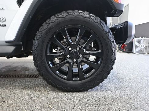 Used 2018 Jeep Wrangler Unlimited Sahara w/ Dual Top Group AWD/4WD image 18