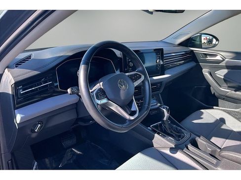 Used 2025 Volkswagen Jetta SE FWD image 13