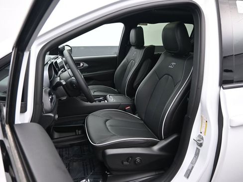 New 2026 Chrysler Pacifica Limited FWD image 19