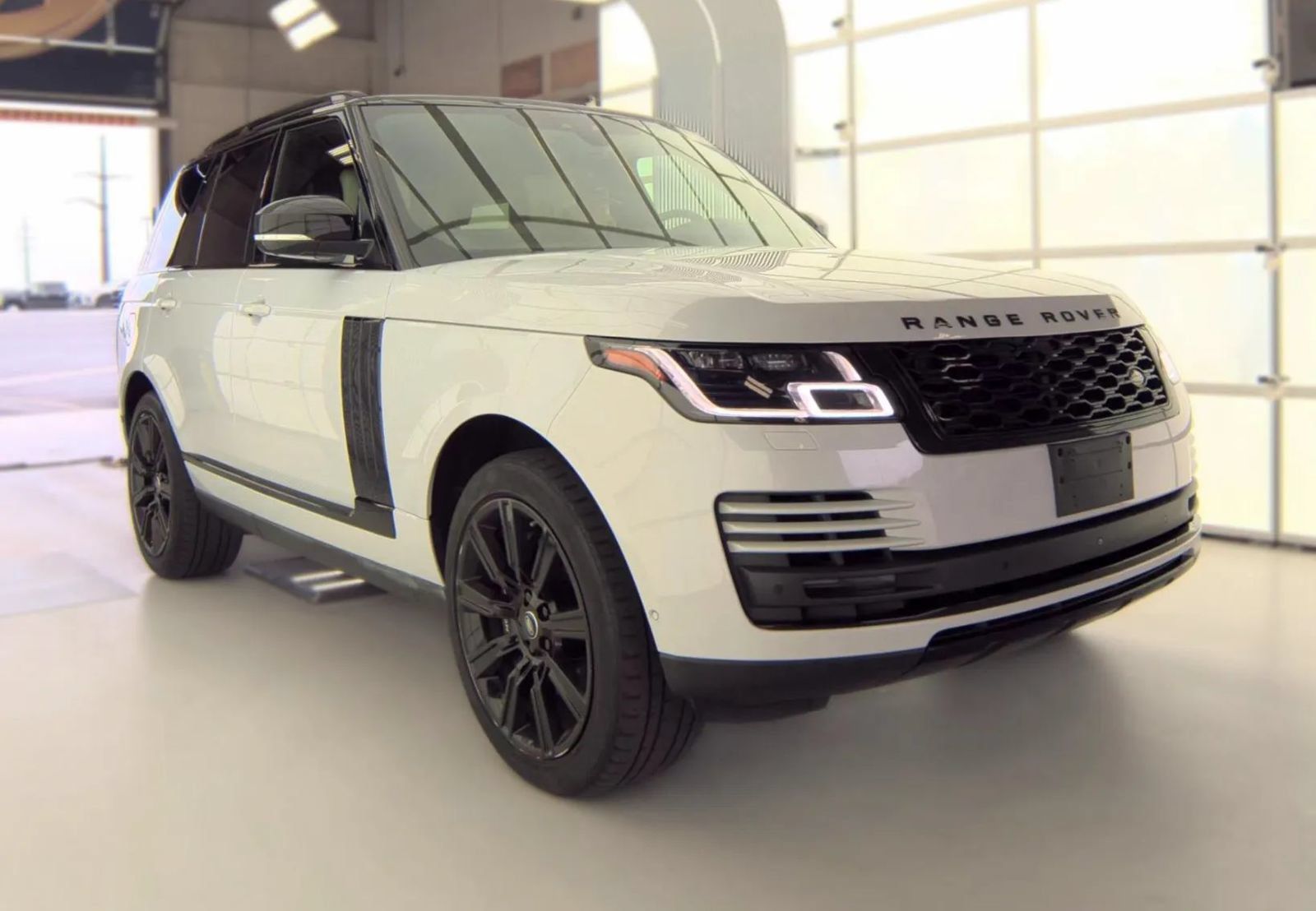 Used 2019 Land Rover Range Rover HSE AWD/4WD image 2