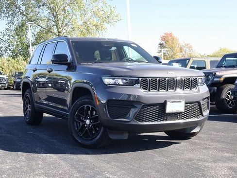 Used 2024 Jeep Grand Cherokee Laredo X image 2
