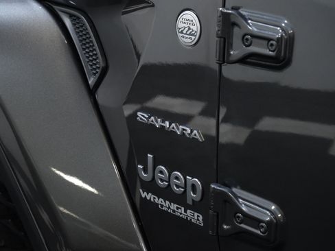 Used 2018 Jeep Wrangler Unlimited Sahara w/ Safety Group AWD/4WD image 18