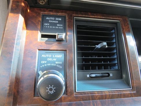 Used 1992 Lincoln Town Car Signature image 16