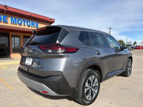 Used 2022 Nissan Rogue SV image 3