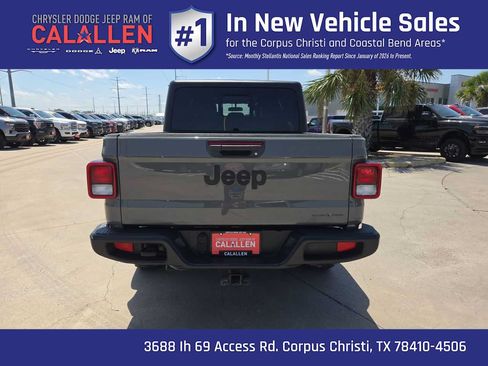 Used 2023 Jeep Gladiator Sport AWD/4WD image 13