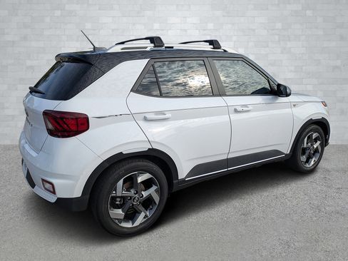 Used 2023 Hyundai Venue Limited image 5