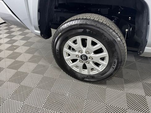 Used 2025 Toyota Tacoma SR5 AWD/4WD image 33