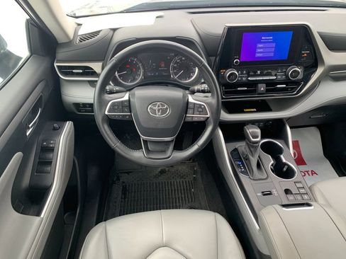 Used 2023 Toyota Highlander XLE FWD image 18