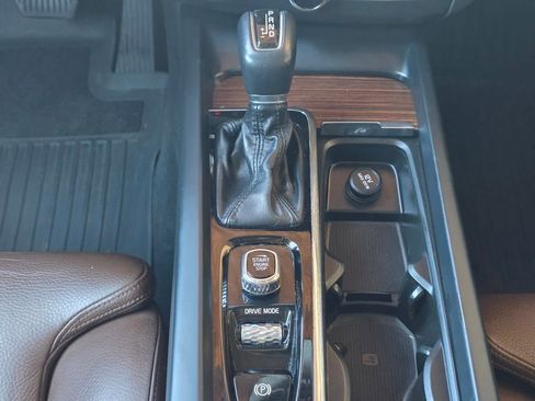 Used 2019 Volvo XC60 T5 Momentum w/ Multimedia Package AWD/4WD image 14