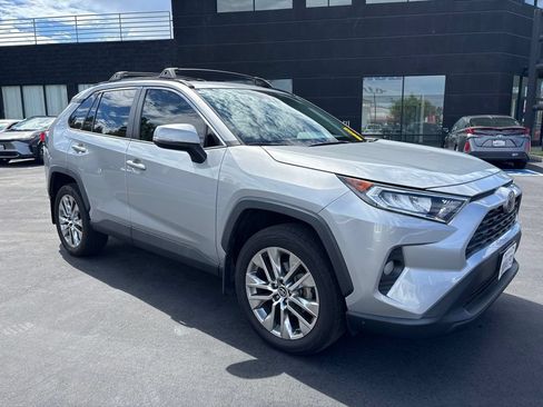 Used 2020 Toyota RAV4 XLE Premium w/ Carpet Mat Package FWD image 2